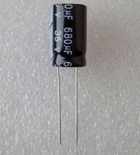 Конденсатор электролитический 680uF 35V 105C 680 мкФ 35В 105 град/680x35x105 град 10x17 мм (17741)