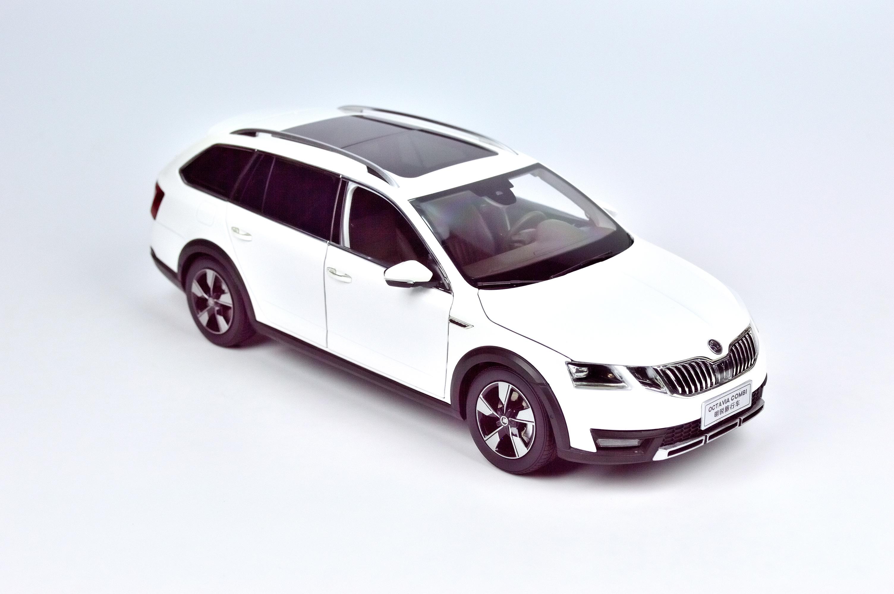 Модель автомобіля Skoda Octavia III wagon 1:18 Білий (13)