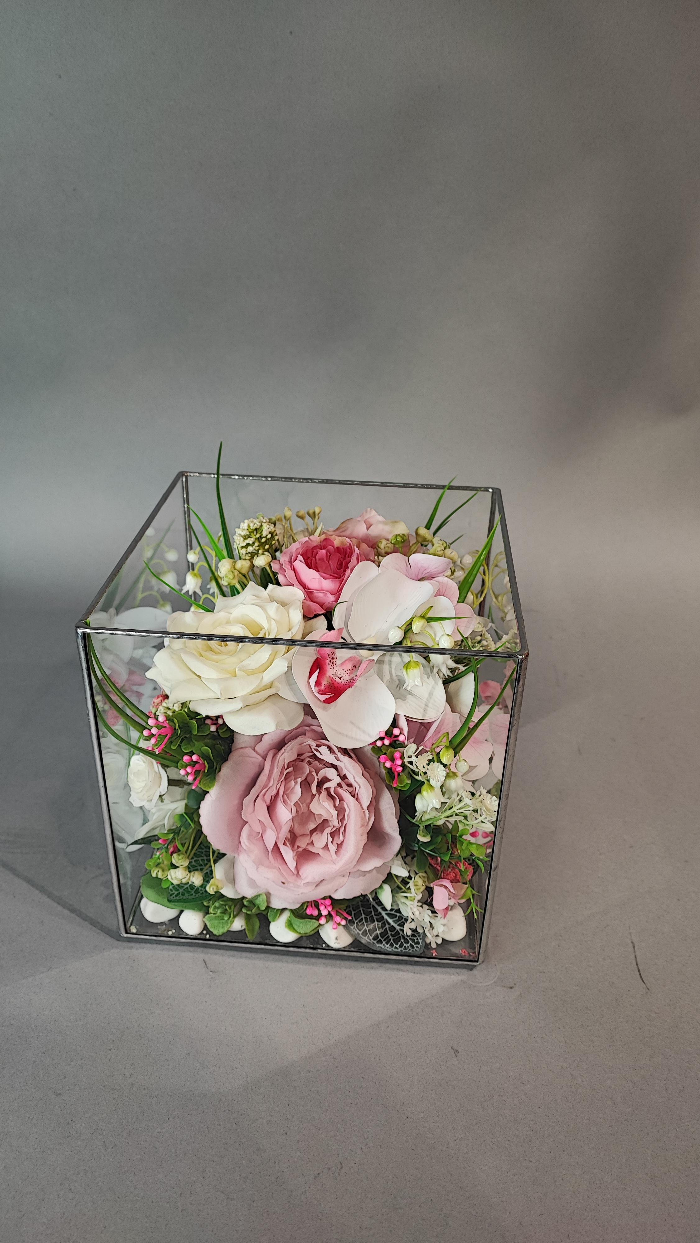 Искусственные цветы скорби траурные ритуальные под стеклом С самыми приятными воспоминаниями куб 20х20 см