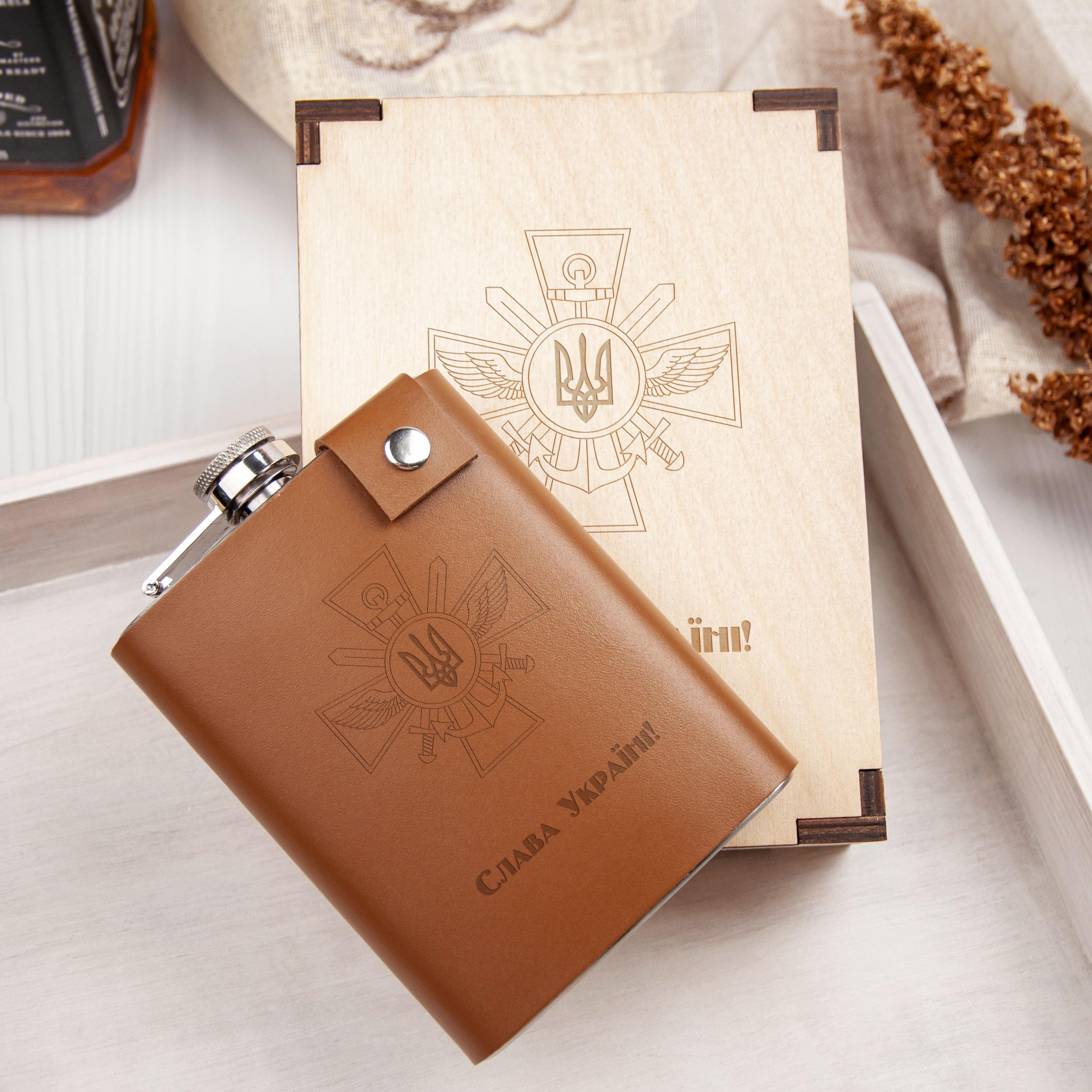 Фляга у шкіряному чохлі з гравіюванням "Слава Україні" у подарунковій дерев'яній коробці 240 мл Brown (LFL-0033_4) Фляга у шкіряному чохлі з гравіюванням "Слава Україні" у подарунковій дерев'яній коробці 240 мл Brown (LFL-0033_4)