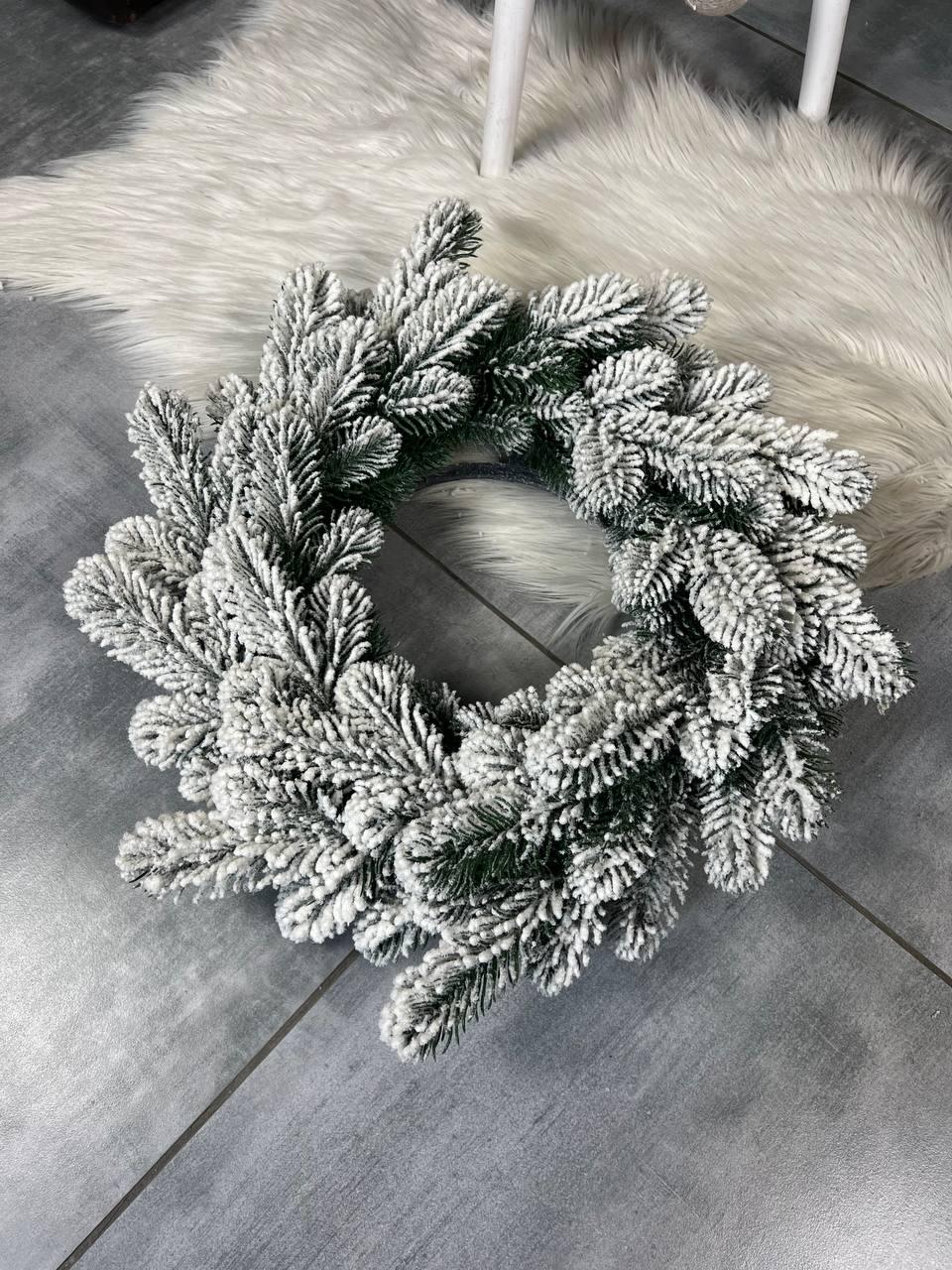 Новорічний засніжений вінок Тріумф зі штучної хвої 40 см Зелений (YA678605) - фото 2 Новорічний засніжений вінок Тріумф зі штучної хвої 40 см Зелений (YA678605) - фото 2