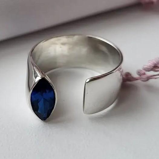 Кольцо с синим камнем универсальное (1469)