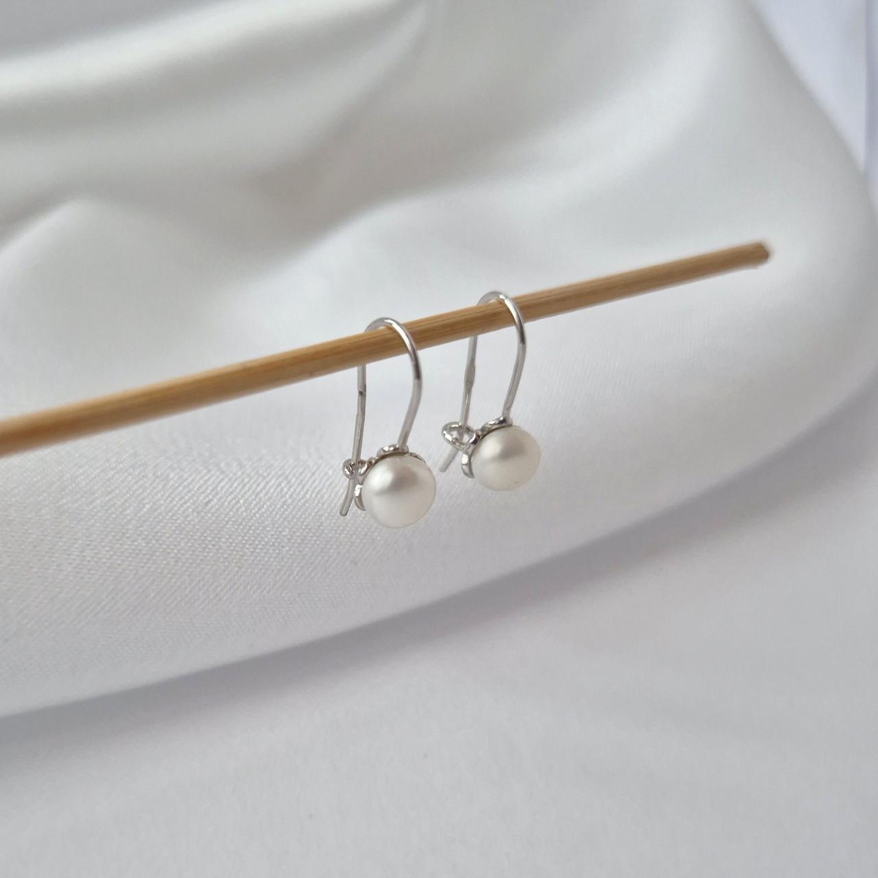 Серьги на петле с белой жемчужиной серебро 925 пробы родированное 0,80 г (с2ж/256)