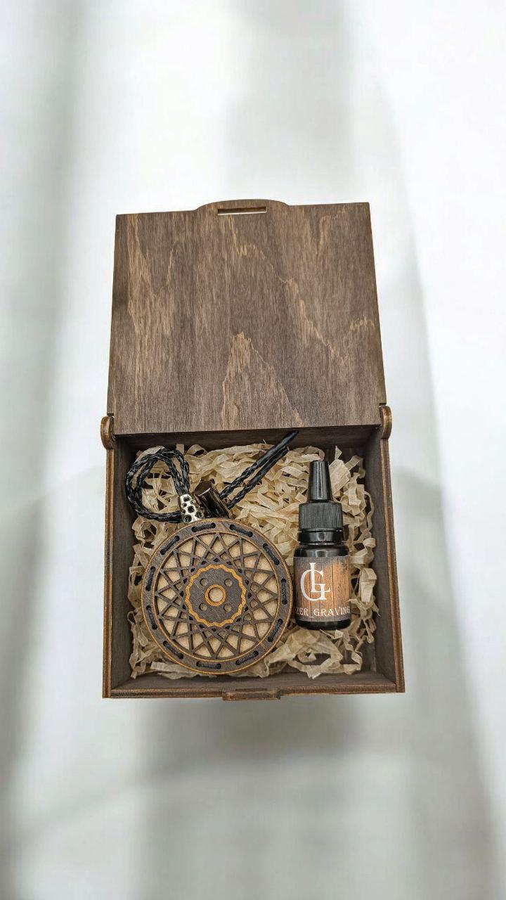 Ароматизатор для авто многоразовый в виде колеса из дерева/войлока и аромапарфюм 10 мл в подарочной коробке (111) - фото 7