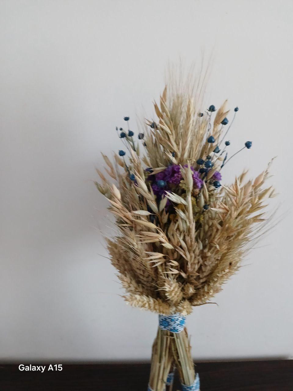 Дідух різдвяний з колосcя пшениці/льону та вівса на трьох ніжках 40-45 см зі стрічкою вишиванкою Синій (2822589474) Дідух різдвяний з колосcя пшениці/льону та вівса на трьох ніжках 40-45 см зі стрічкою вишиванкою Синій (2822589474)