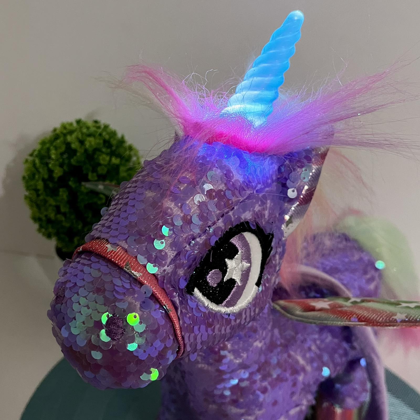 Интерактивная игрушка мягкая Сказочный единорог поводок/звук/свет Фиолетовый (M 6203 I UA) - фото 5 Интерактивная игрушка мягкая Сказочный единорог поводок/звук/свет Фиолетовый (M 6203 I UA) - фото 5