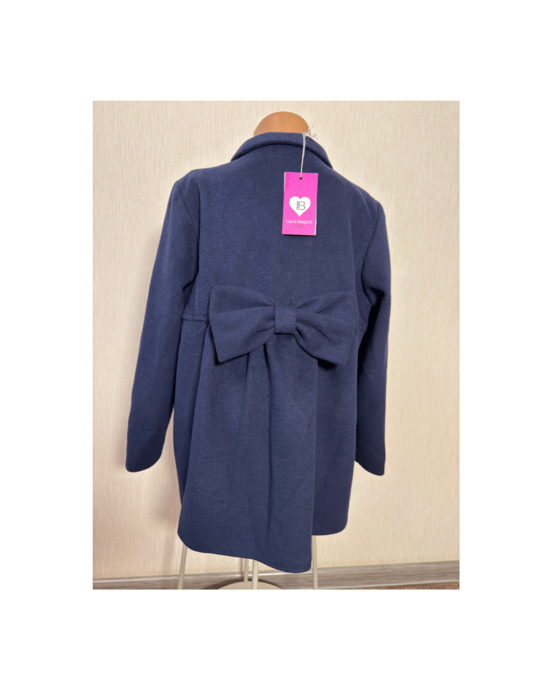 Пальто для дівчинки Laura Biagiotti з бантом на спині та фурнітурою у вигляді сердечок 8 років/128 см Темно-синій (04010007L-BI) - фото 3 Пальто для дівчинки Laura Biagiotti з бантом на спині та фурнітурою у вигляді сердечок 8 років/128 см Темно-синій (04010007L-BI) - фото 3
