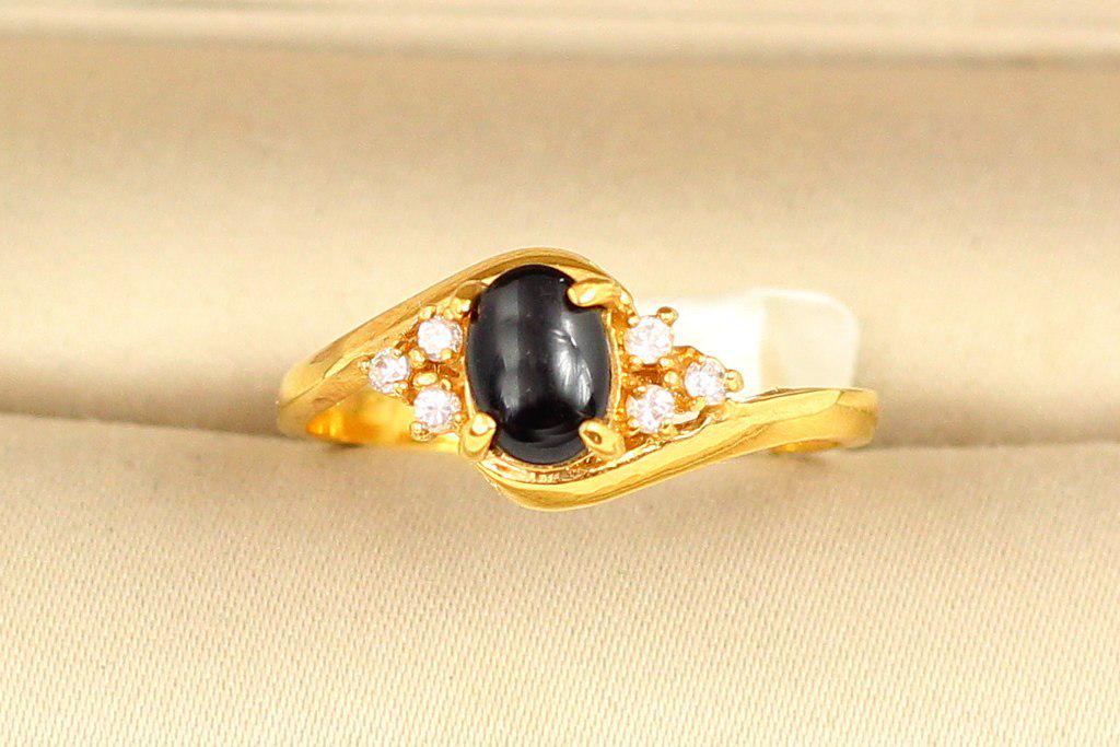 Кольцо Оникс в цирконах р. 19 Золотистый (28833998)