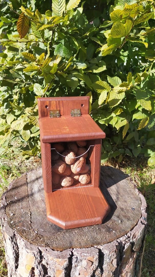 Кормушка для белок Сюрприз из древесины 27х25х16 см Красный - фото 2 Кормушка для белок Сюрприз из древесины 27х25х16 см Красный - фото 2