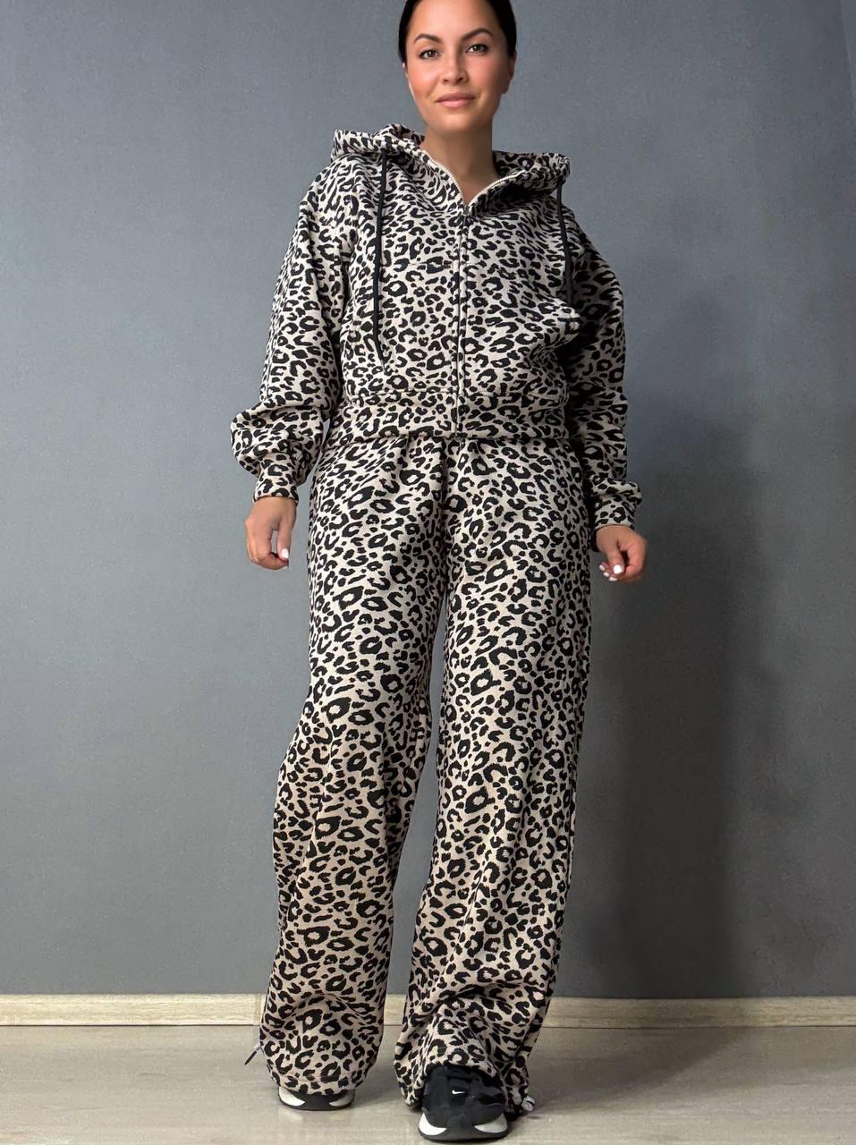 Костюм женский W 9231 худи с брюками палаццо леопардовый принт флис S Коричневый (2808) - фото 6 Костюм женский W 9231 худи с брюками палаццо леопардовый принт флис S Коричневый (2808) - фото 6