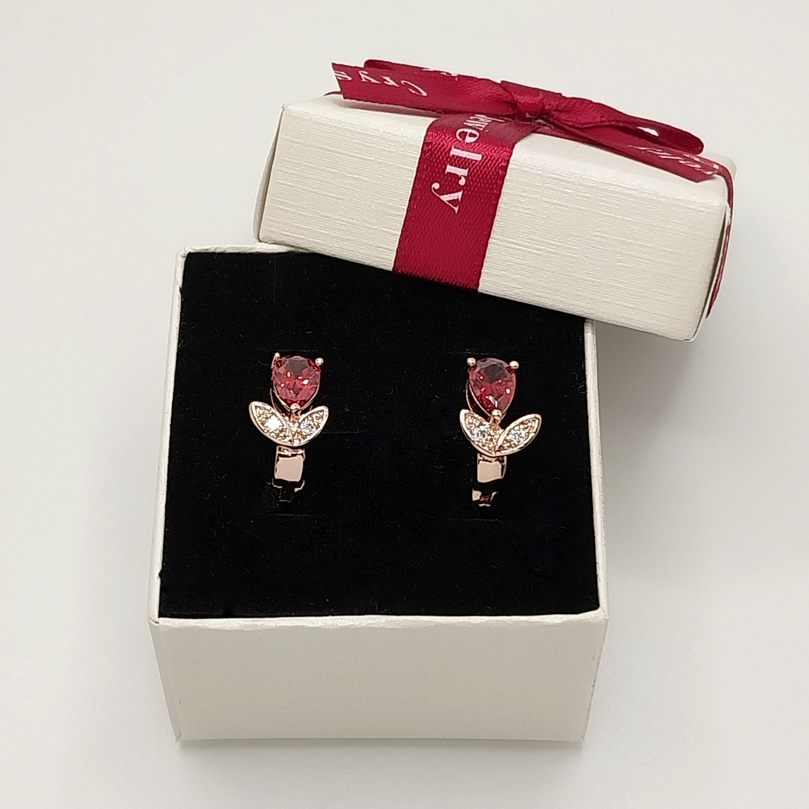 Сережки Xuping крапля в пелюстках ювелірний сплав медзолото золотистий та червоні циркони в коробочці (1445574770)