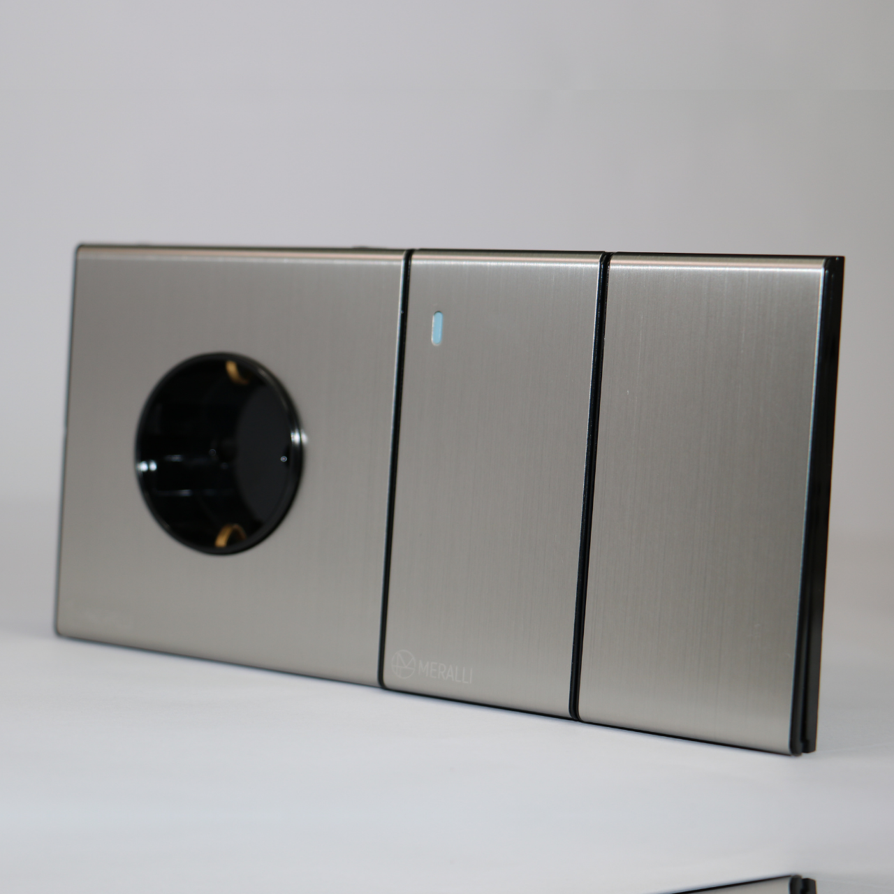 Комплект вимикач 2 клавішний MERALLI INOX безрамковий/квадратний підрозетник MERALLI горизонтальний Білий - фото 4 Комплект вимикач 2 клавішний MERALLI INOX безрамковий/квадратний підрозетник MERALLI горизонтальний Білий - фото 4