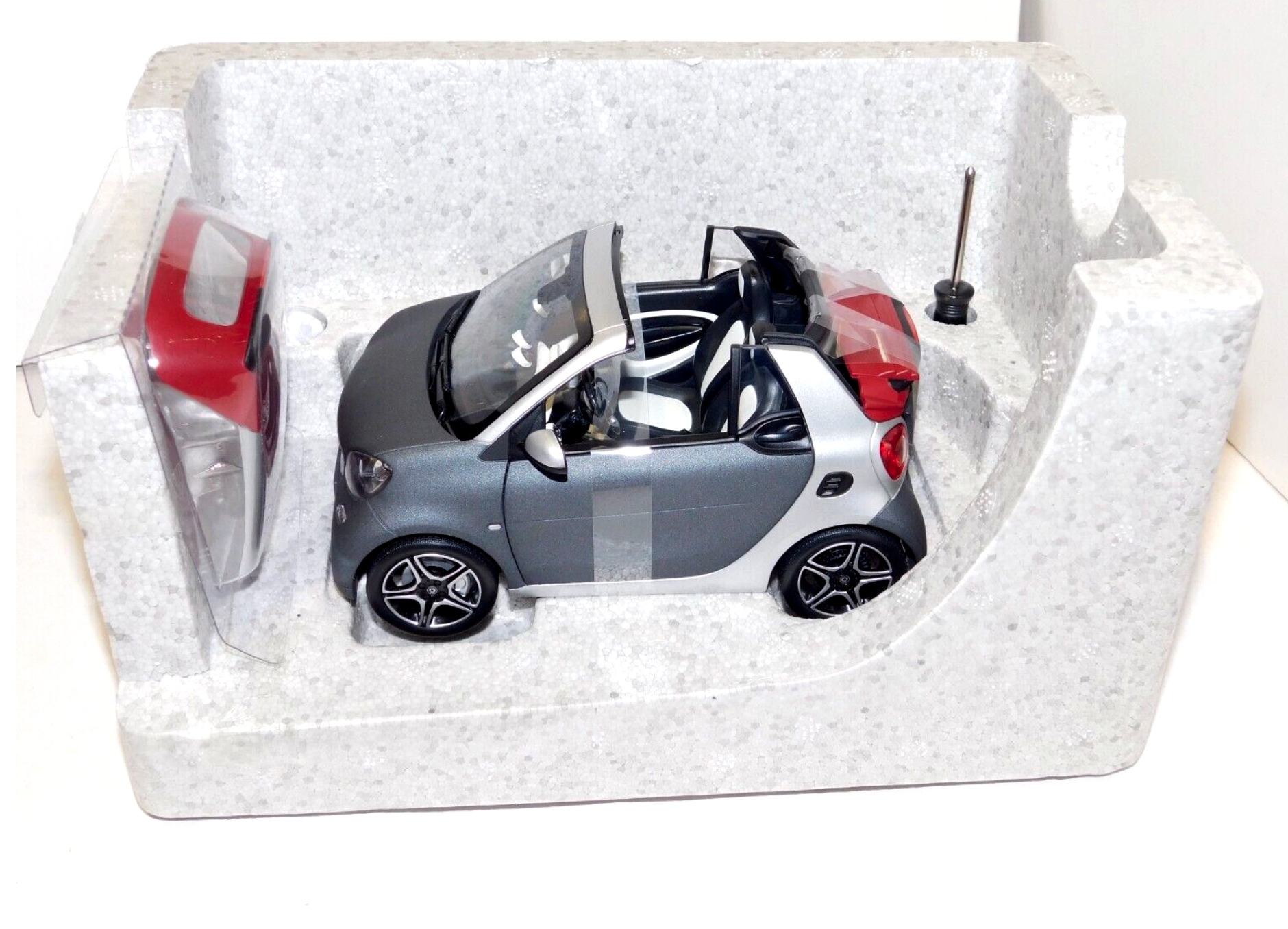 ᐉ Модель автомобіля 1:18 SMART Fortwo Cabrio A453 Titania Grey