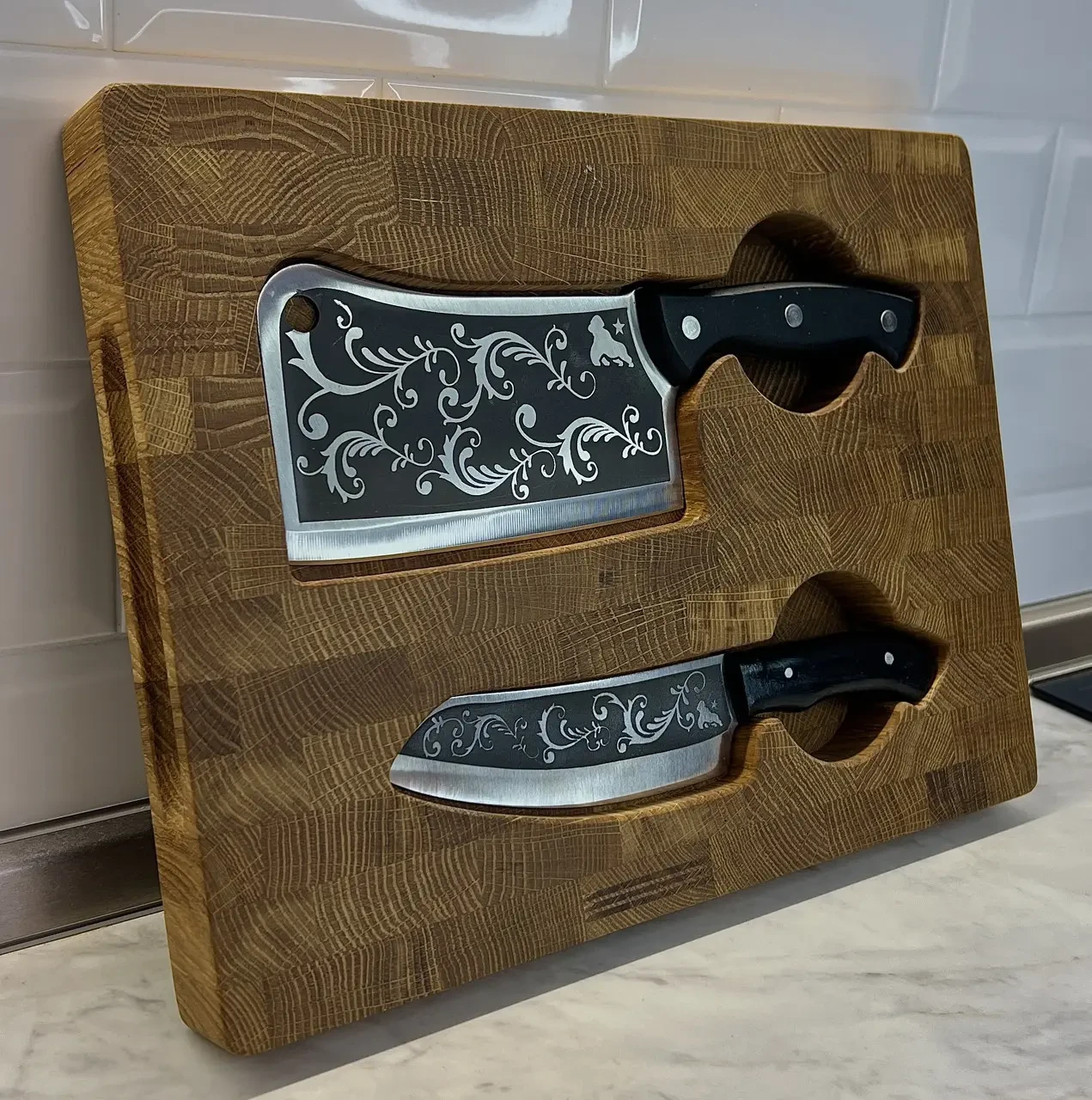 Набір кухонний Gorillas BBQ DS35 дошка обробна торцева з сокиркою Візерунок і ножем Шашличник 3 пр. (27722357) - фото 4 Набір кухонний Gorillas BBQ DS35 дошка обробна торцева з сокиркою Візерунок і ножем Шашличник 3 пр. (27722357) - фото 4