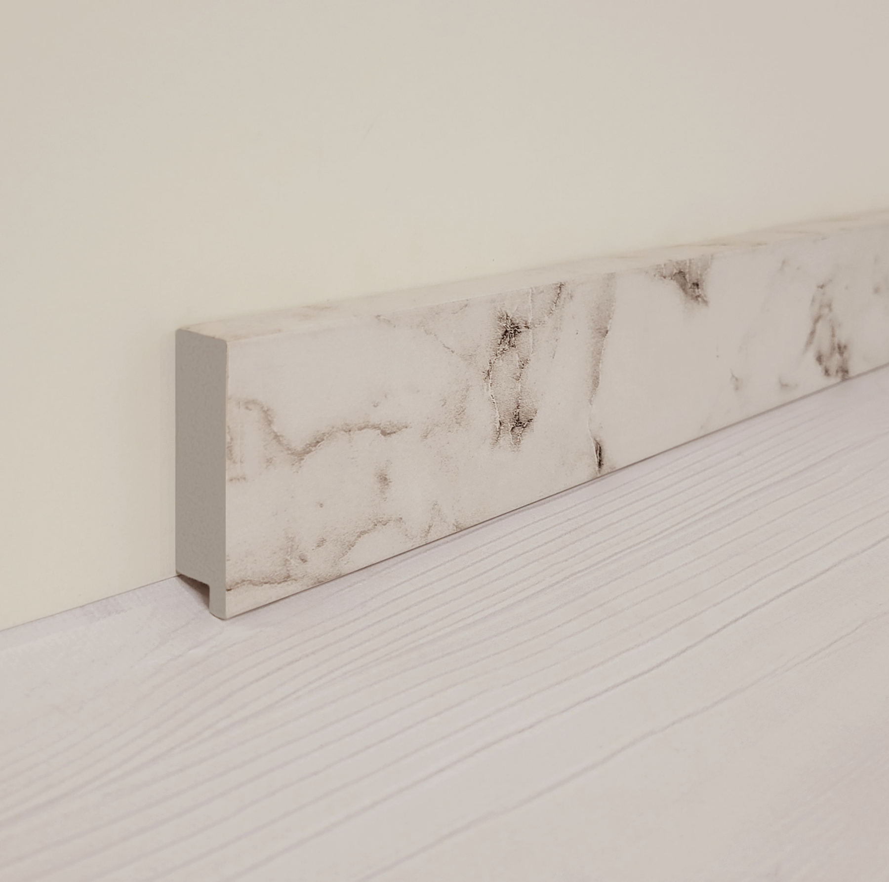 Плинтус дюрополимерный 55х15х2900 мм Светлый мрамор (5515A-19169)