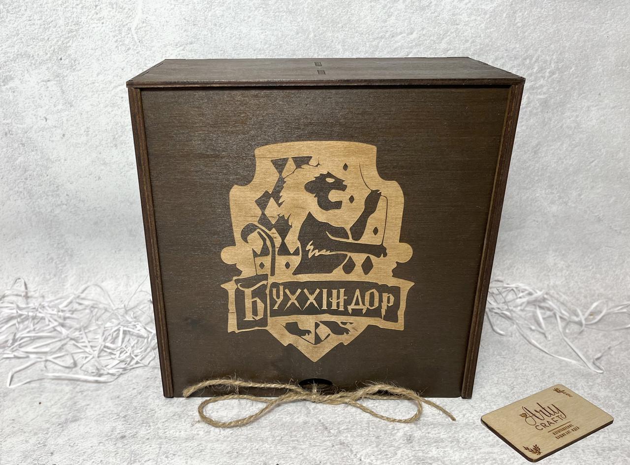 Бокалы для вина Bohemia с гравировкой "БУХЛЯ" и "Узнік винобару" в деревянной коробке "Буххиндор" Палисандр (1428) - фото 2 Бокалы для вина Bohemia с гравировкой "БУХЛЯ" и "Узнік винобару" в деревянной коробке "Буххиндор" Палисандр (1428) - фото 2