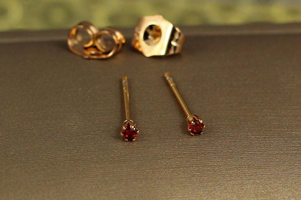 Серьги гвозди Xuping Jewelry камешки красные 2 мм Золотистый (2181140076)