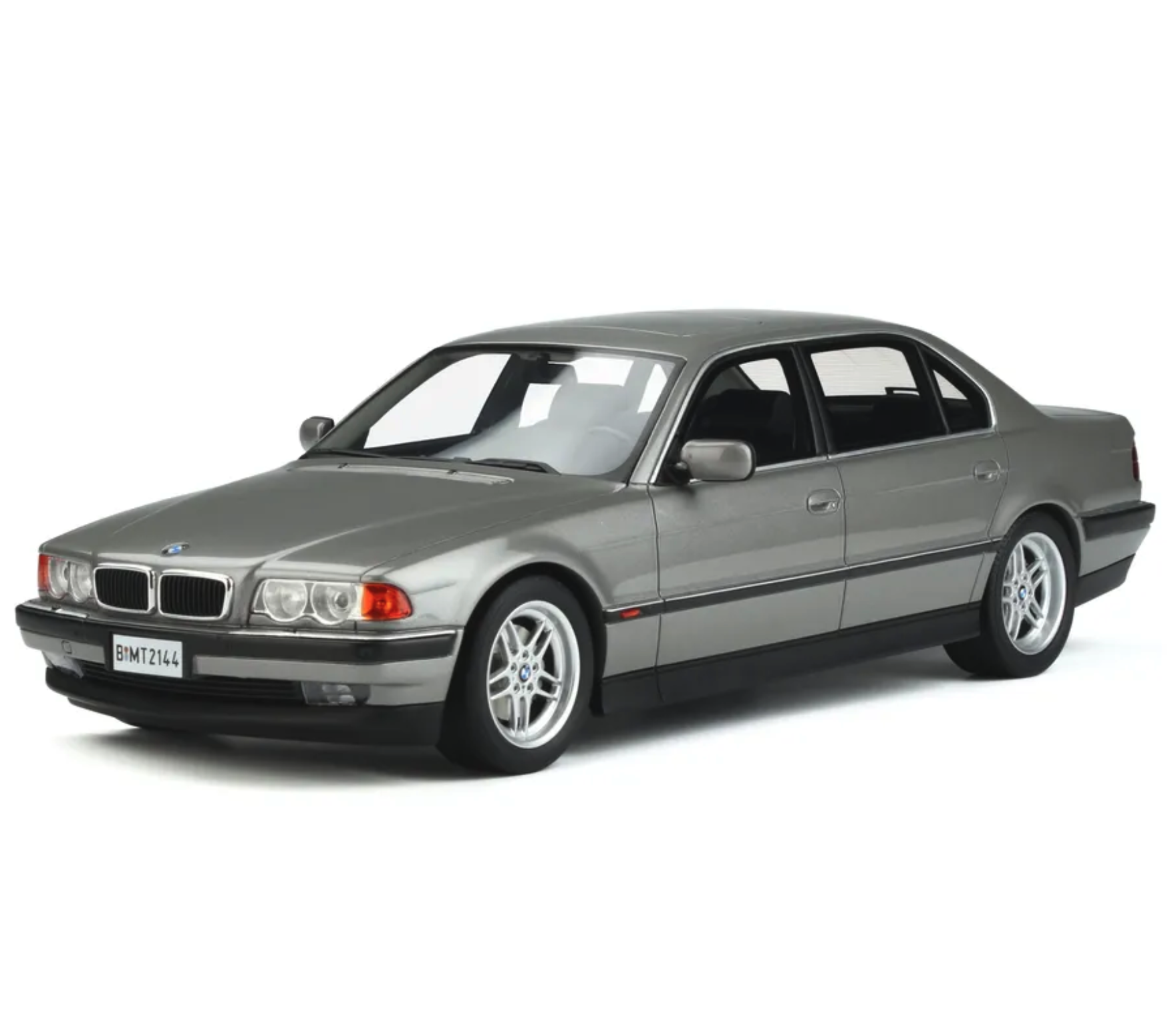 Модель автомобиля OttoMobile 1:18 BMW 750 iL E38 Aspen Silver Metallic (OT952)