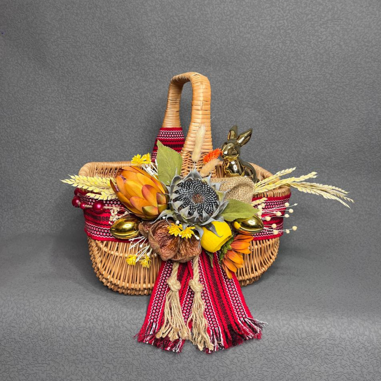 Корзина пасхальная декорированная керамической фигуркой/искусственными цветами 37х24 см (1797048907)