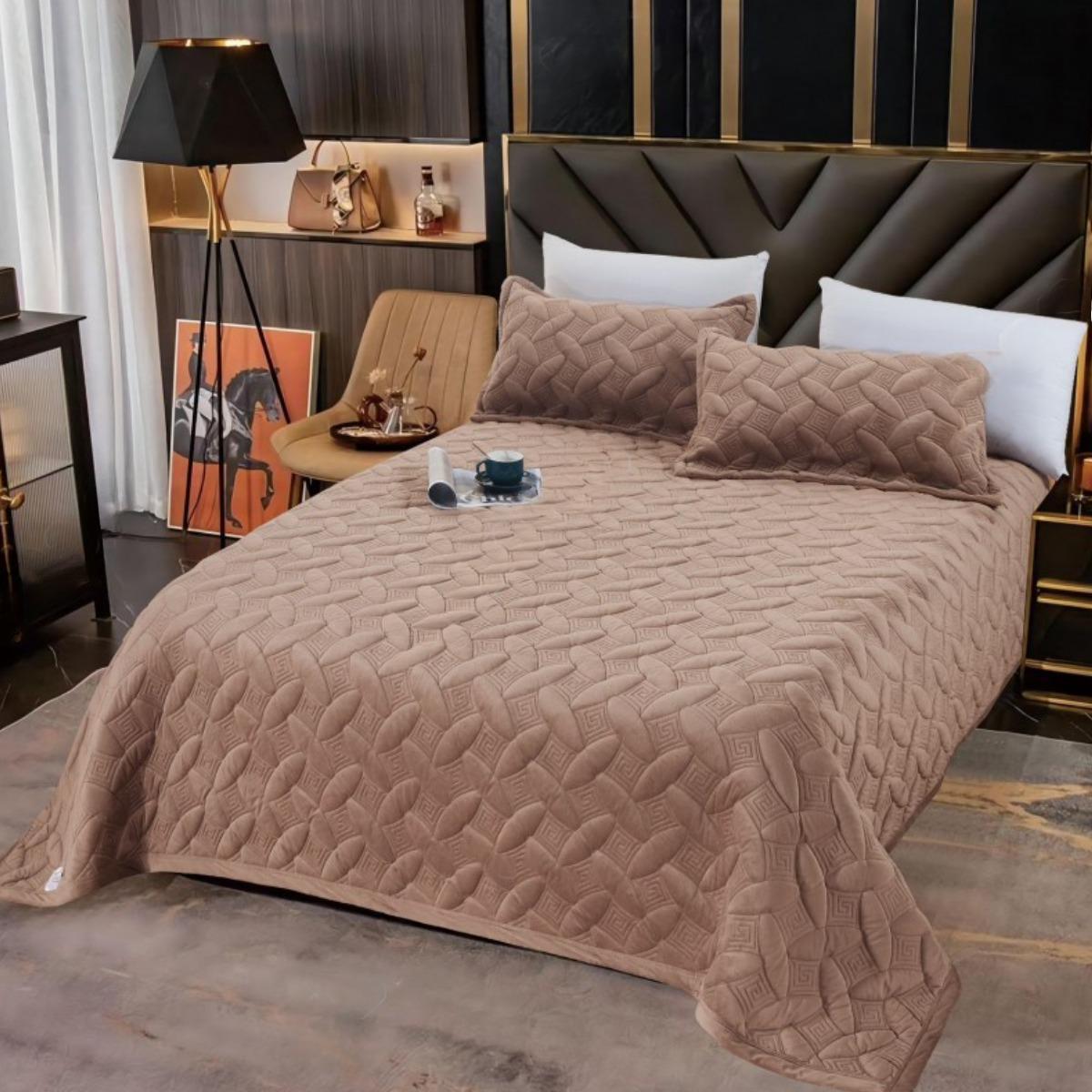 Покрывало велюровое стеганое Koloco 2 наволочки евро 220х240 см Коричневый (40046) - фото 1 Покрывало велюровое стеганое Koloco 2 наволочки евро 220х240 см Коричневый (40046) - фото 1