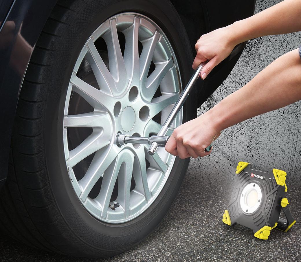 Лампа фонарь Parkside аккумуляторная со встроенным павербанком 3500 мАч 20 Вт 2000 Лм - фото 2