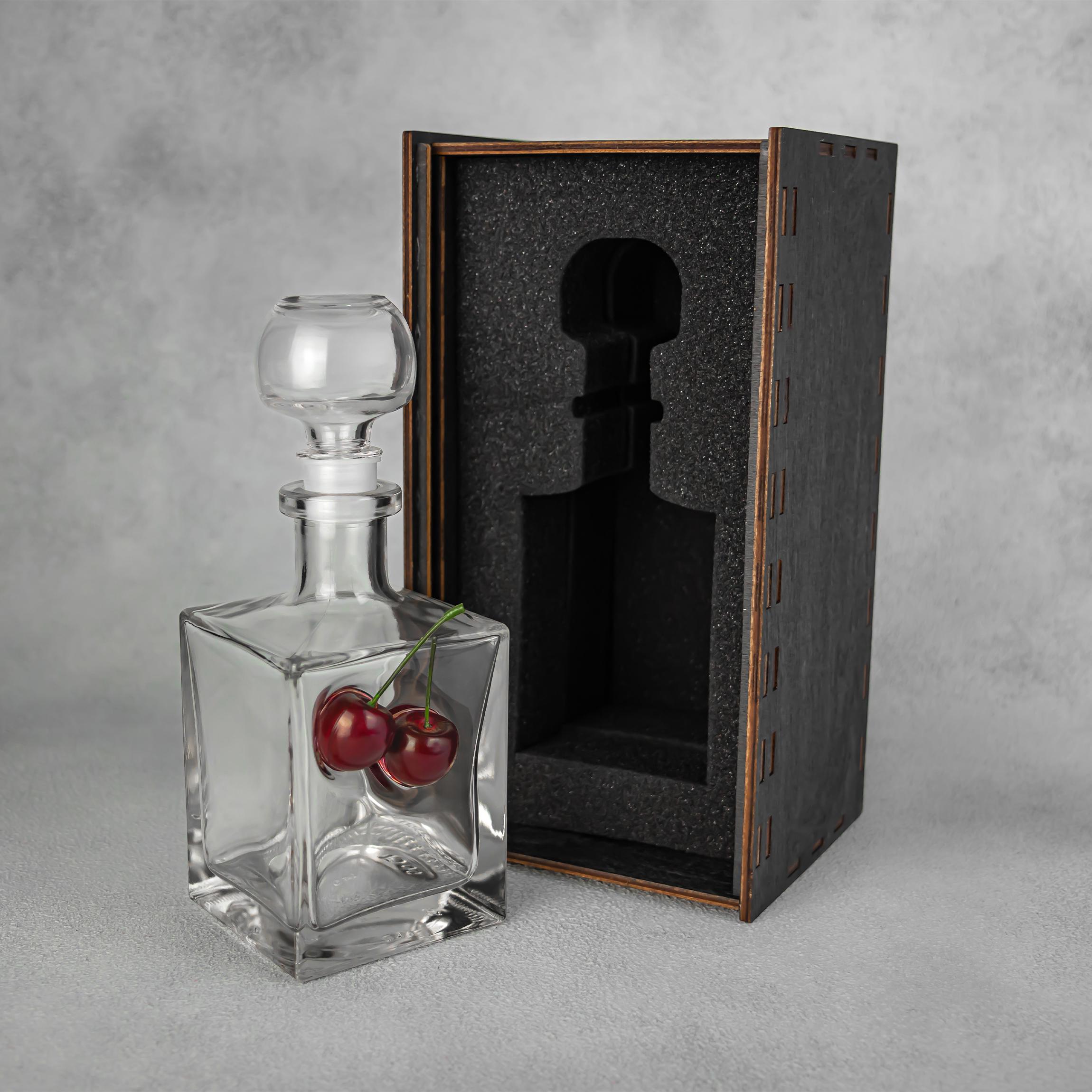 Графін з вишнею в подарунковому пакуванні VSKLO