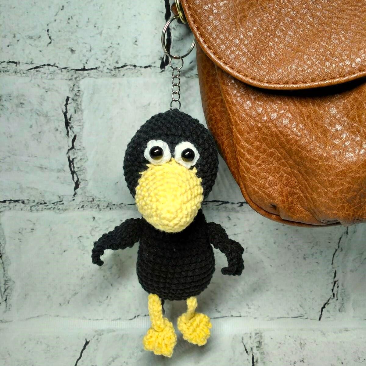 Брелок вязаный ручной работы амигуруми Ворона 16х4,5 см Черный (202-70)