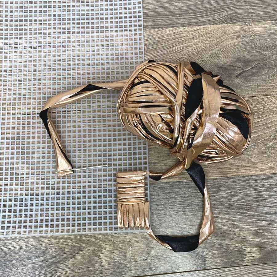 Набор для создания сумки из пластиковой канвы Декоративная брошь Павлин с нитками металлик Золотисто-розовый (8219-42) - фото 5