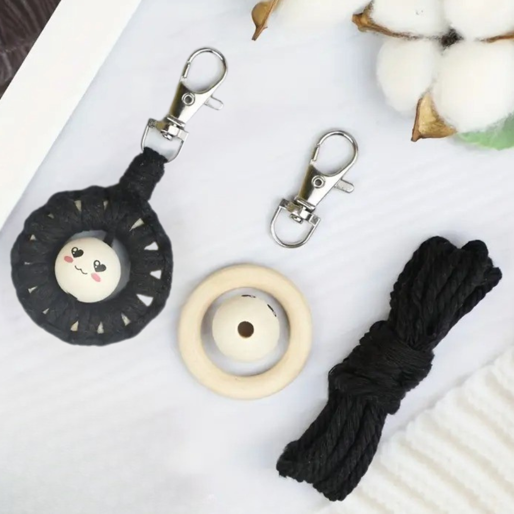 Набор макраме для рукоделия для ручного вязания брелока для ключей и аксессуаров 10х5 см Черный