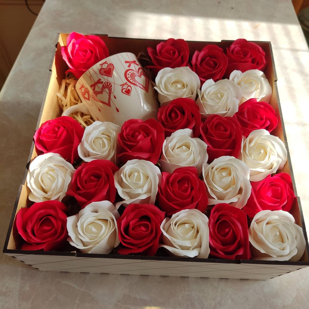 Бокс с розами для девушки/на праздник (ar51)