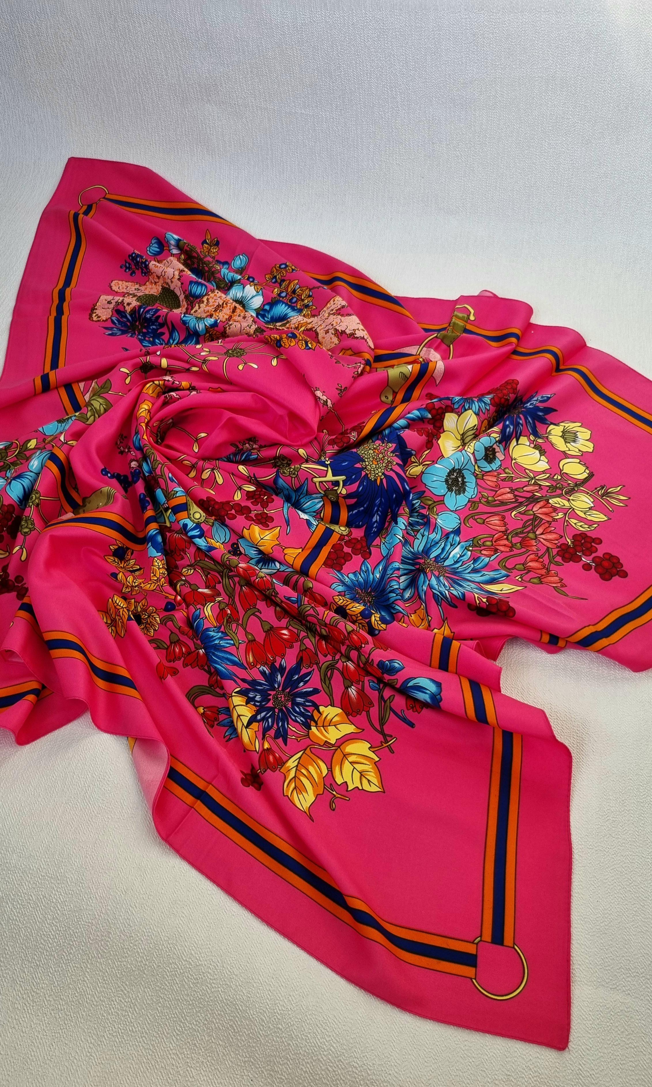 Платок женский большой шелковый Цветочный букет 130х130 см Малиновый/Розовый