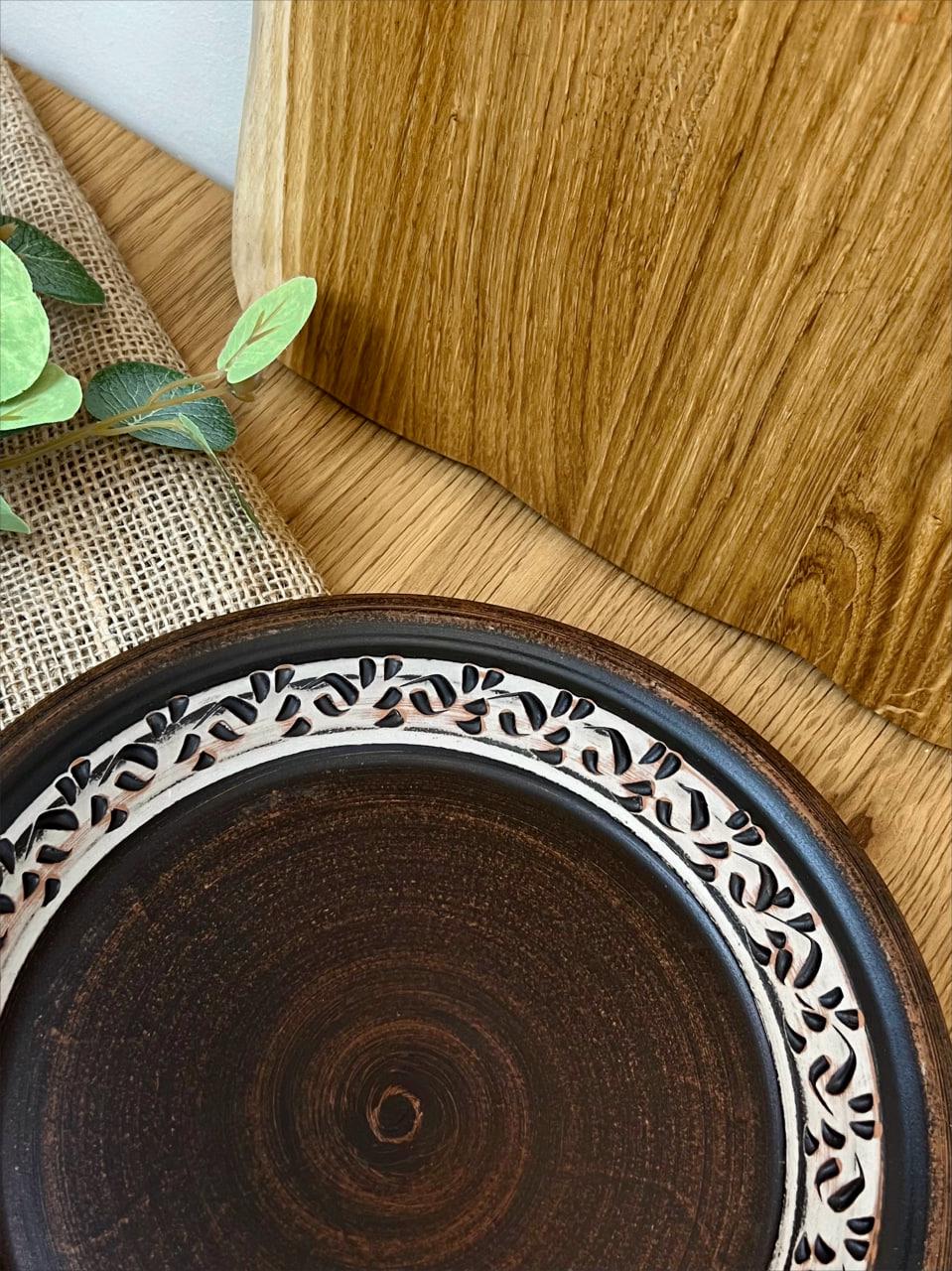 Тарілка керамічна глиняна різьблена ангоб 24 см (3001-5) - фото 3 Тарілка керамічна глиняна різьблена ангоб 24 см (3001-5) - фото 3