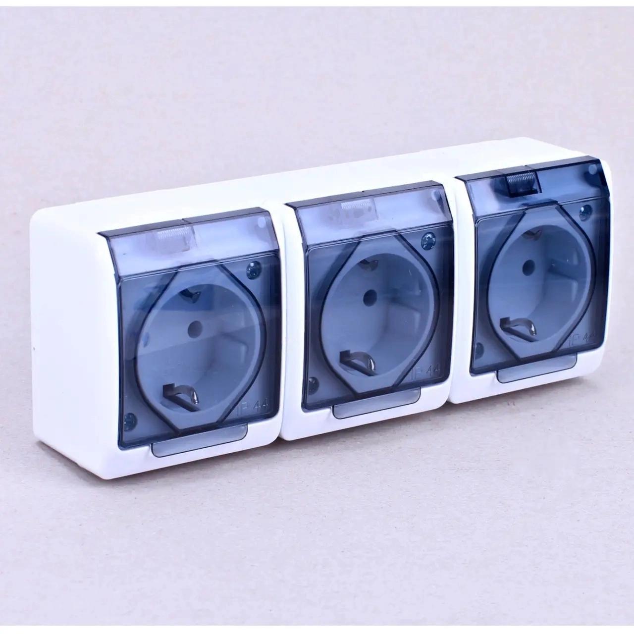 Розетка тройная накладная Lemanso с заземлением и крышкой