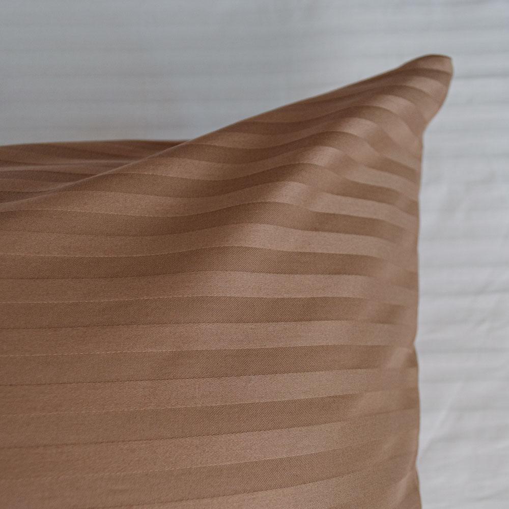 Наволочка на подушку YouStar страйп сатин 125 г/м2 70х70 см 1 шт. Золотисто-бежевий (nav-sst-70x70-frappe) - фото 3 Наволочка на подушку YouStar страйп сатин 125 г/м2 70х70 см 1 шт. Золотисто-бежевий (nav-sst-70x70-frappe) - фото 3