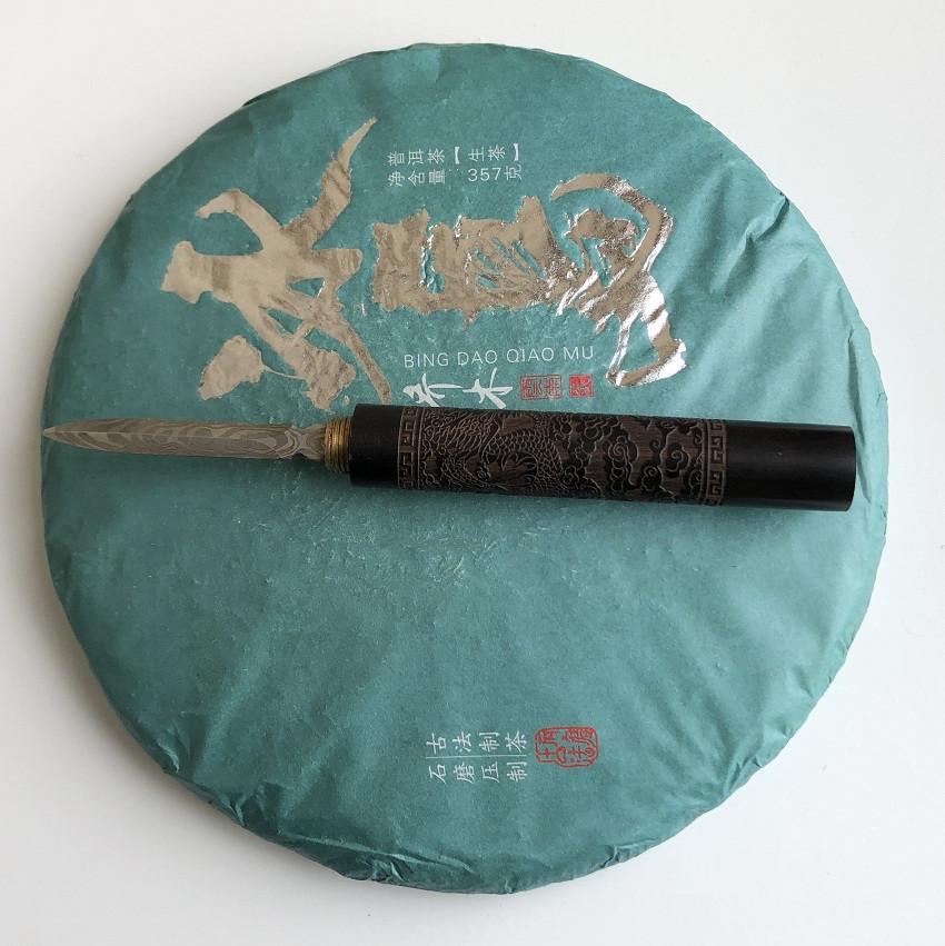 Чай Шен пуэр Бин Дао Чяао Му Фабрика Хун Дэ Ботаник 357 г