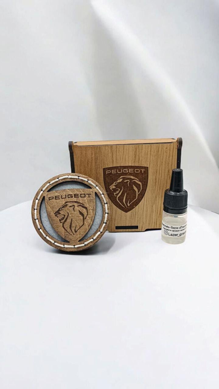 Ароматизатор в дифлектор для авто Peugeot из войлока и аромапарфюм 5 мл (82)