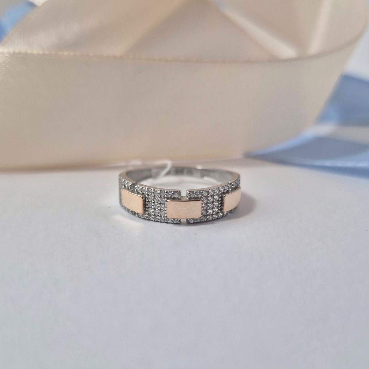 Кольцо с золотой пластиной с белыми камнями серебро 925 пробы родированное 1,98 г р. 18 (1583к)