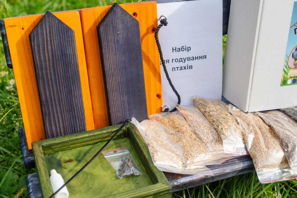 Набор для кормления птиц из деревянной разборной кормушки и корма для птиц овес/крупы/семена льна и подсолнечника/просо - фото 4 Набор для кормления птиц из деревянной разборной кормушки и корма для птиц овес/крупы/семена льна и подсолнечника/просо - фото 4