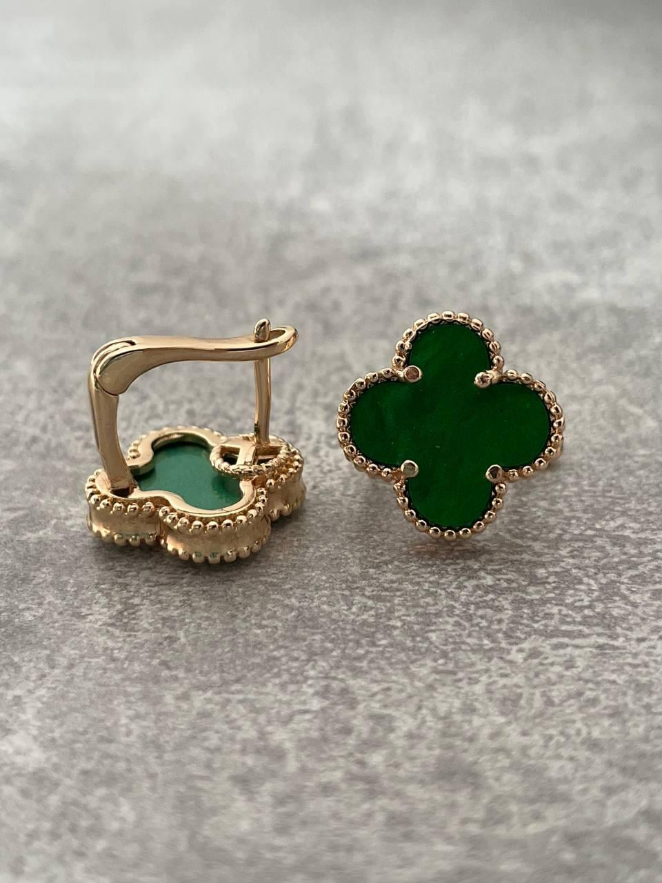 Серьги женские конюшина в стиле Van Cleef с зеленым камнем (1408)