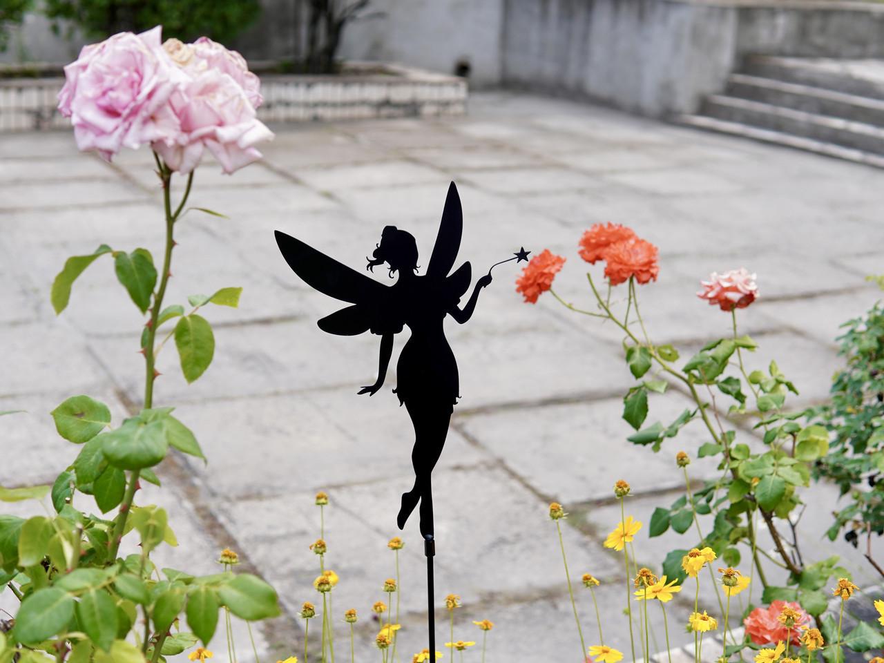 Садовая фигура Очаровательный эльф металлический для сада/подворья/клумбы (DCR060) - фото 2 Садовая фигура Очаровательный эльф металлический для сада/подворья/клумбы (DCR060) - фото 2