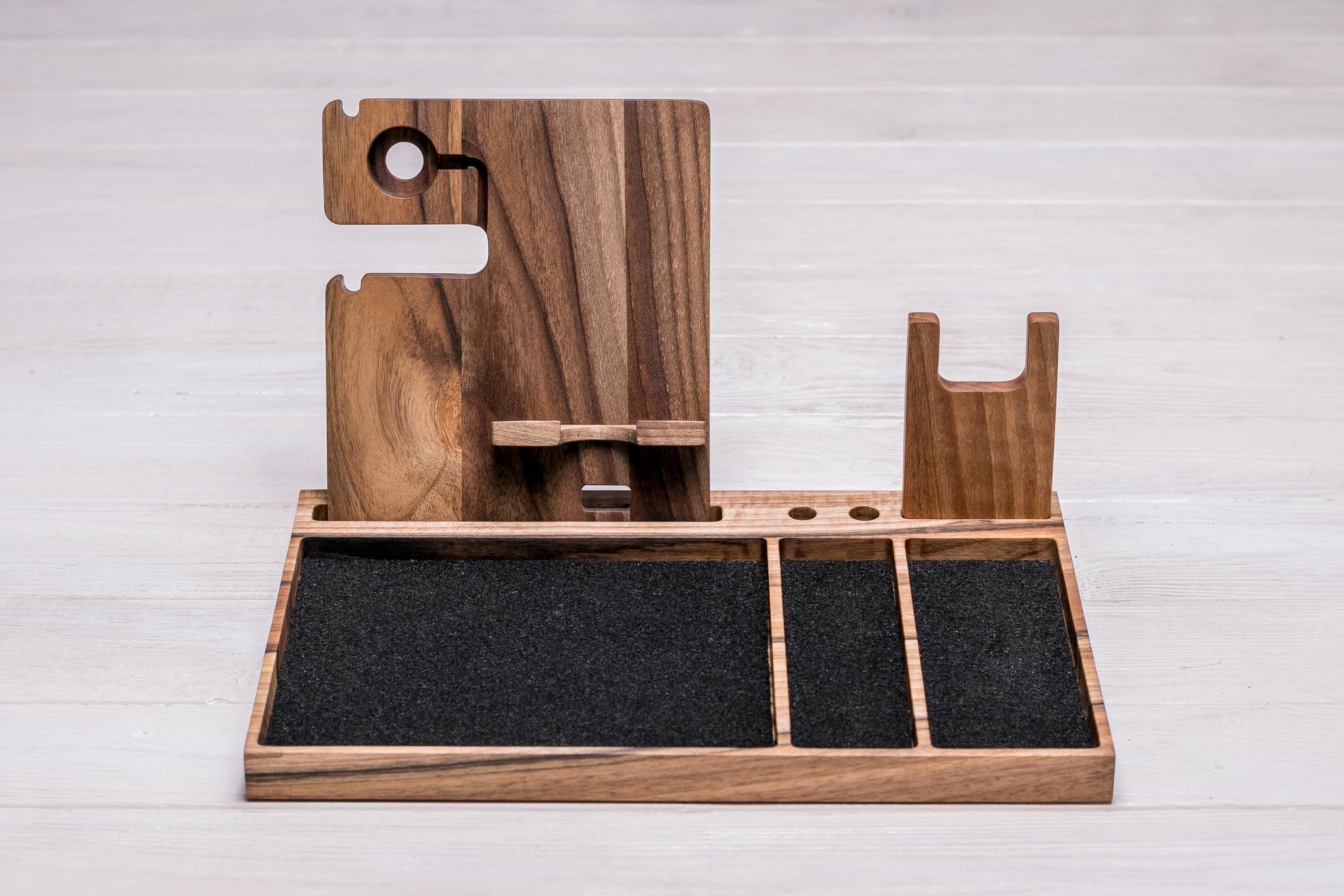Подставка настольная деревянная EcoWalnut для пистолета iPhone и часов Apple Leon killer iWatch (EW-42.2)