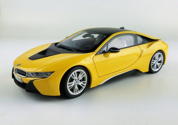 Модель автомобиля Paragon 1:18 BMW i8 Speed Yellow (PA-97087)