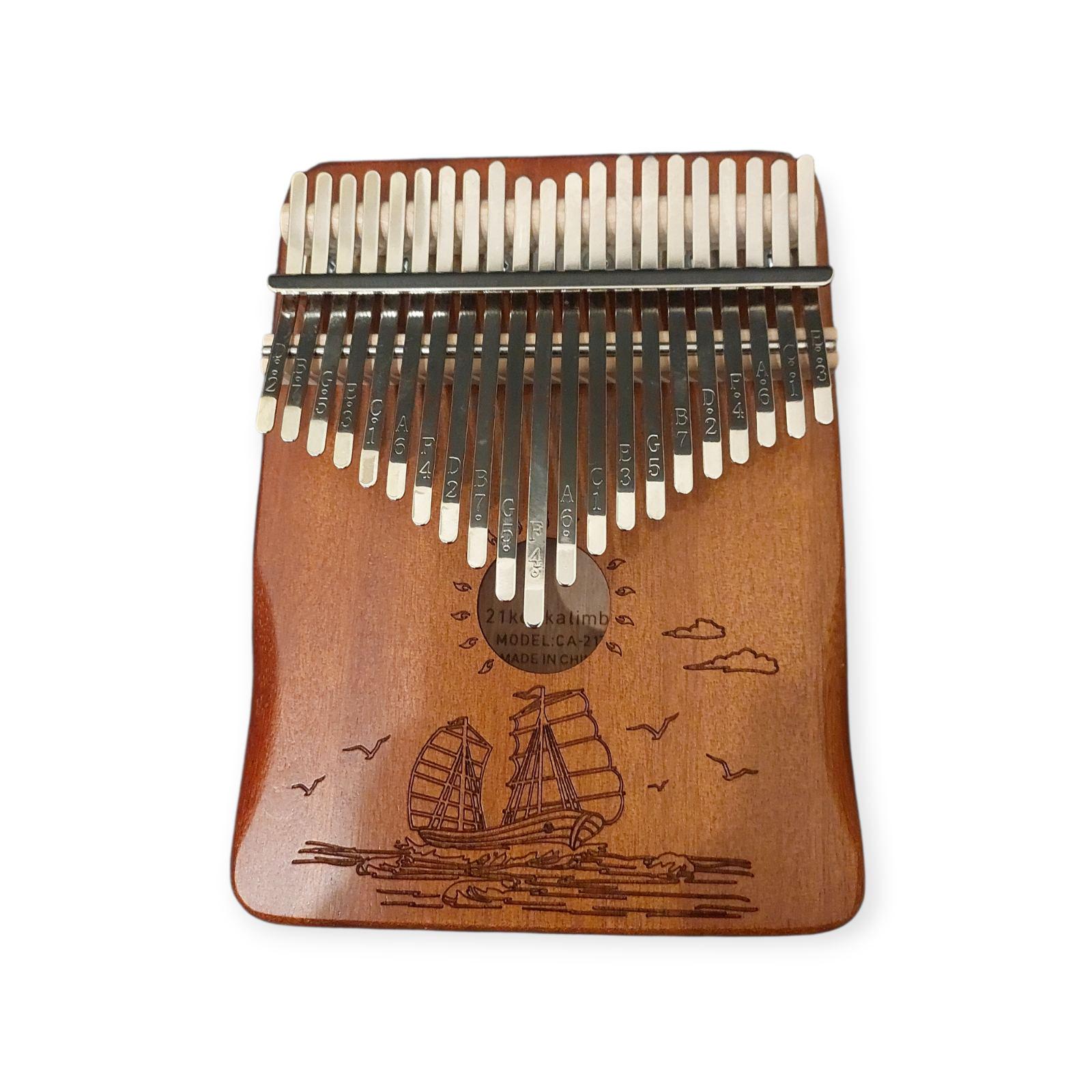 Калимба с резонатором на 21 язычке Коричневый с узором Корабли в море (K-21-27K) Калимба с резонатором на 21 язычке Коричневый с узором Корабли в море (K-21-27K)