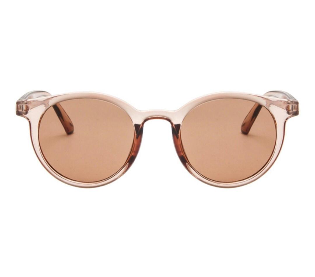 Солнцезащитные очки стильные в цветной оправе Черный/Коричневый