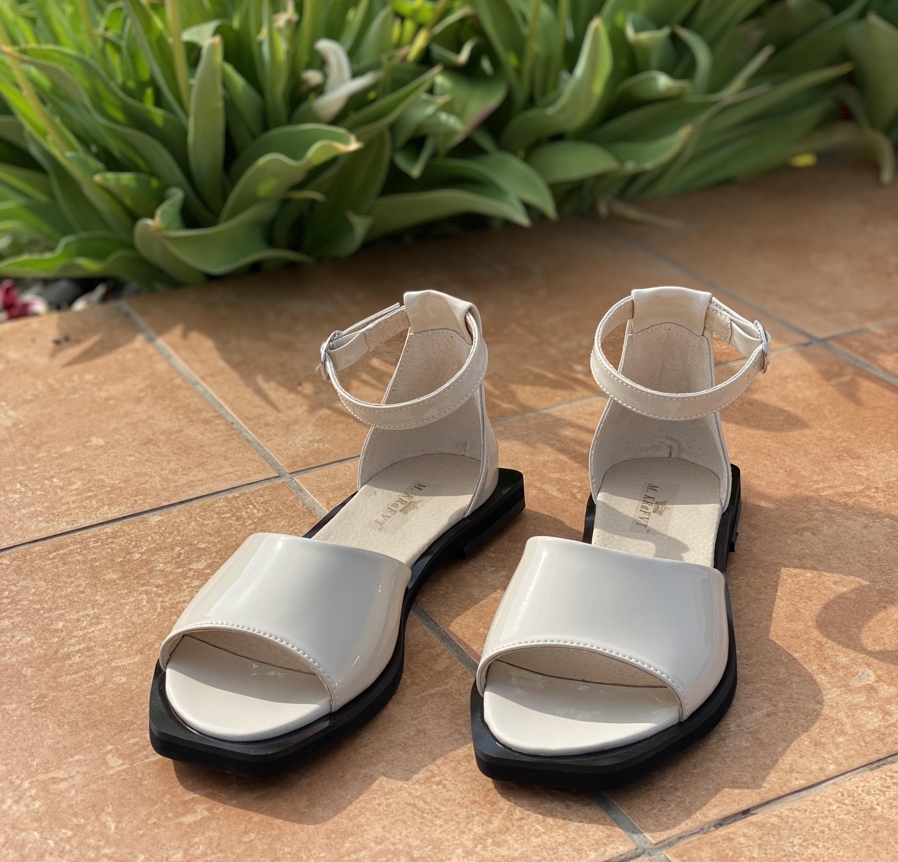 Босоножки женские M.KraFVT 0540 из лакированной кожи на низком каблуке р. 36 Бежевый (1383-36)