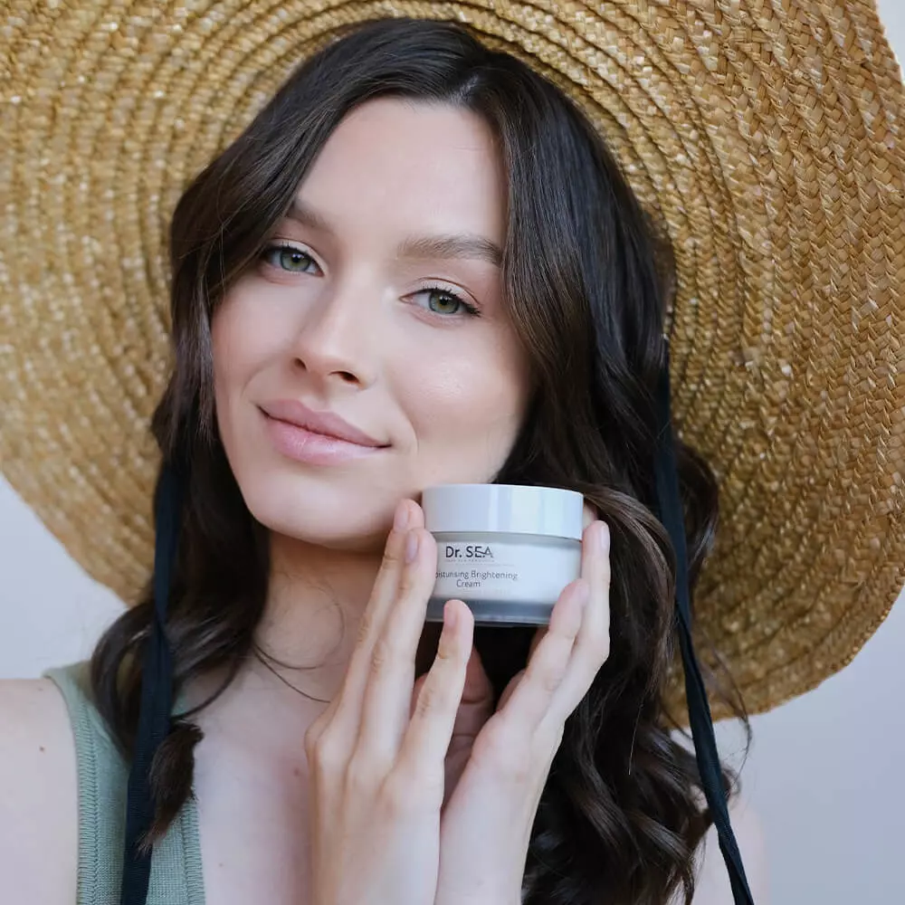 Крем увлажняющий осветительный Dr.Sea с комплексом NEOGLOW и Витамином C SPF15 50 мл (7293720020660) - фото 6 Крем увлажняющий осветительный Dr.Sea с комплексом NEOGLOW и Витамином C SPF15 50 мл (7293720020660) - фото 6