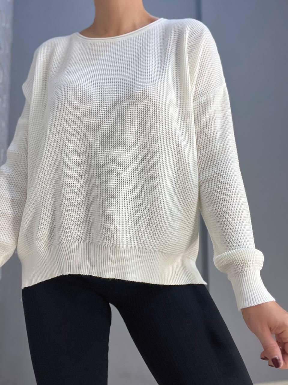 Светр жіночий MIX RAY 6183 тонкий вафельний розрізи по боках вільний крій OS Білий (1199) - фото 5
