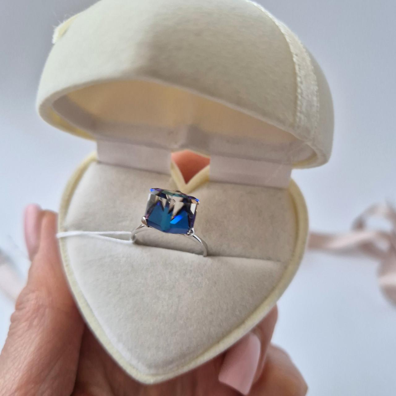 Каблучка Ілюзія Кубик вставка Сваровськи срібло 925 проби родоване 2,59 г р. 16,5 (10004р) - фото 6 Каблучка Ілюзія Кубик вставка Сваровськи срібло 925 проби родоване 2,59 г р. 16,5 (10004р) - фото 6