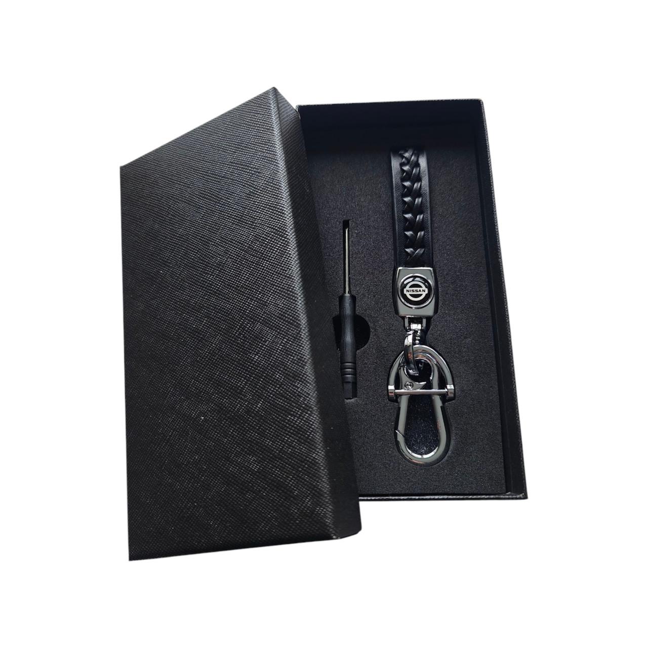 Брелок автомобильный Nissan кожаный с карабином (1798255005) Брелок автомобильный Nissan кожаный с карабином (1798255005)