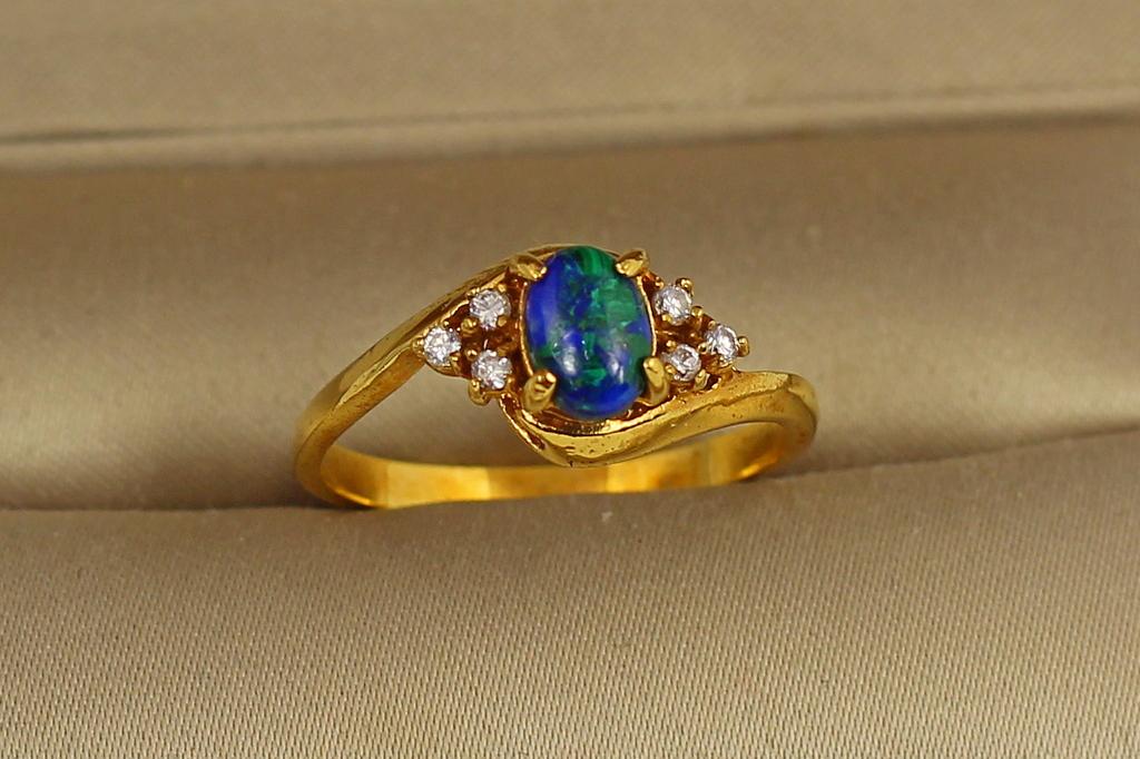 Кольцо овал шесть цирконов р. 18 Золотистый (30252489)